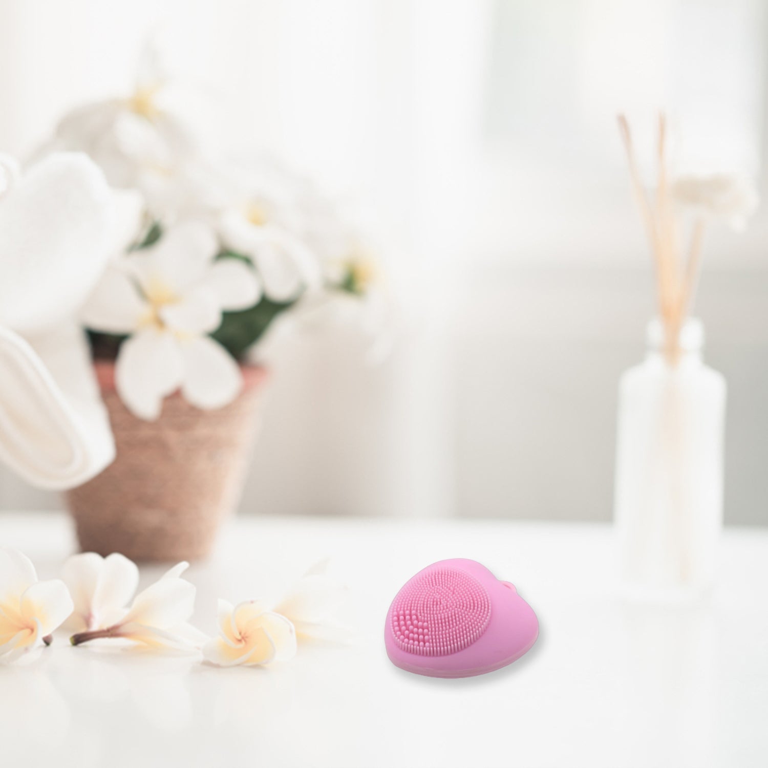 Silicone face wash brush with heart design for women’s skincare Silicone face wash brush with heart design for women’s skincare